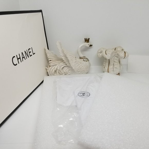 Chanel Hand Held Makeup Mirror NIB White - Picture 3 of 6